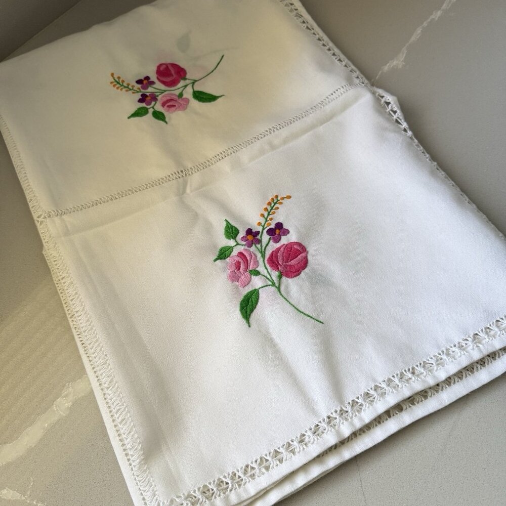 NEW Vintage Tablecloth Hand Embroidered Roses Battenburg Edges And Grid 43x57”